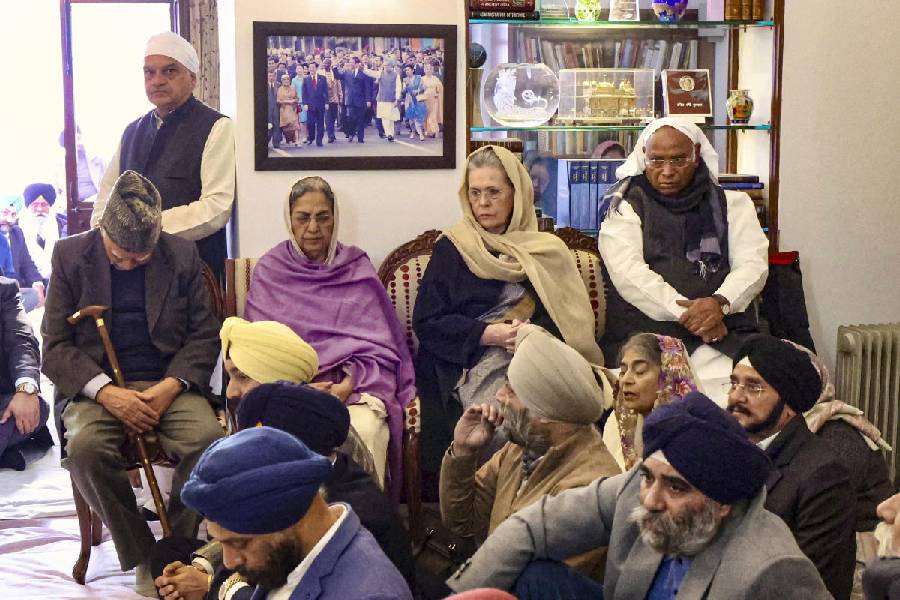 Mohammad Hamid Ansari, Mallikarjun Kharge and Sonia Gandhi with former prime minister Manmohan Singh's wife Gursharan Kaur at the 'Akhand Path' organised in memory of Singh, in New Delhi, Friday, Jan. 3, 2025. PTI