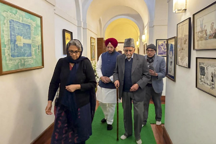 Former Vice President Mohammad Hamid Ansari arrives at Manmohan Singh's residence. PTI
