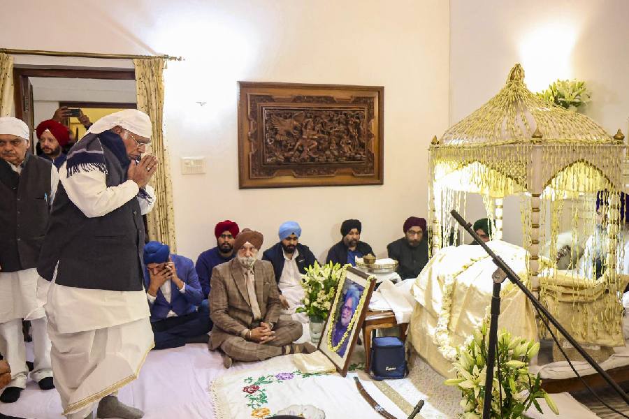 Mallikarjun Kharge pays his respects to the economist-prime minister. PTI