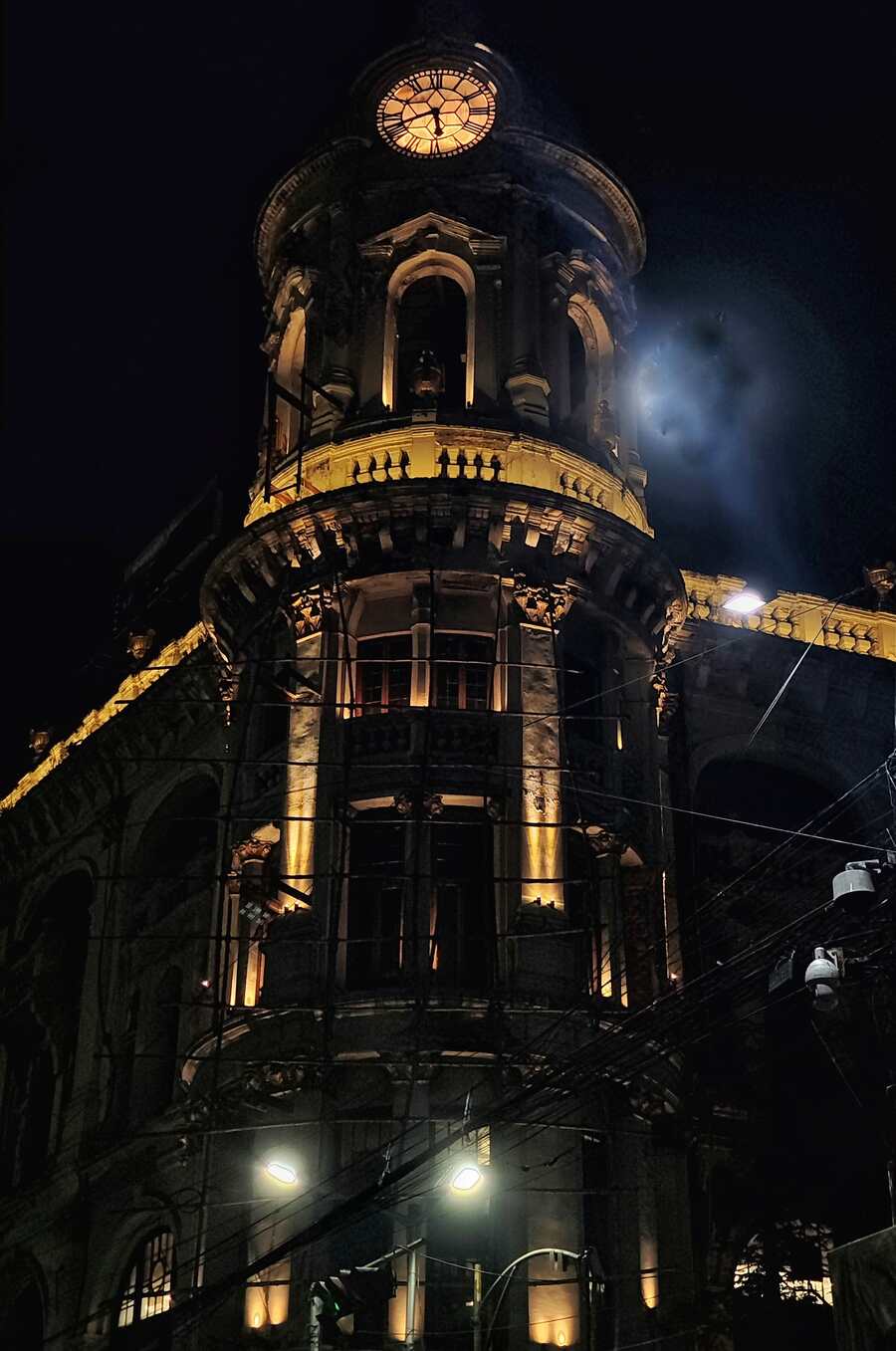 The massive Corinthians pillars, beautiful arcade, huge domes and clock towers of the Metropolitan Building at Esplanade are now lit up with LED lights and renovation is also taking place in a phased manner. The Metropolitan Building was previously known as the Whiteway Building and was constructed by Kolkata-based contractors, Mackintosh Burn & Company