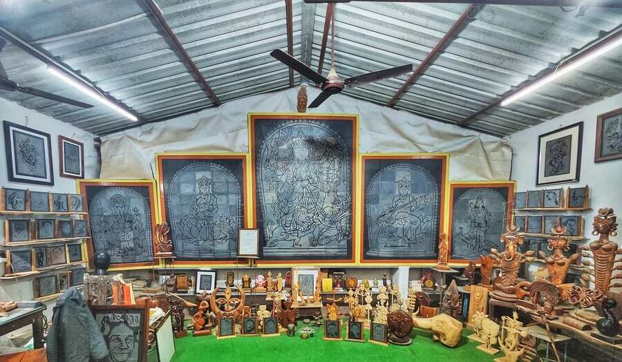 Starting off by grazing cattle for a fee, Subir Biswas grew up wandering in the local forests of Jhargram (then West Midnapore district). Rocks, tree trunks and roots always fascinated the little boy. ‘One day, I came across a carpenter sharpening his chisel on a piece of slate. I tried to emulate him and gradually discovered that engraving on slate resulted in a wondrous art form,’ the self-taught artist shared with My Kolkata