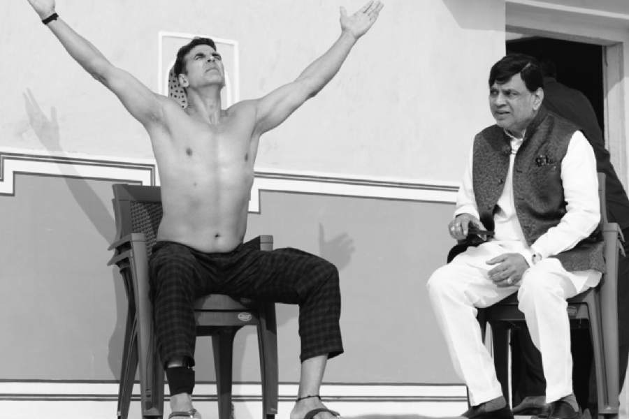 Akshay Kumar (left) and Paresh Rawal (right) on the sets of Bhooth Bangla