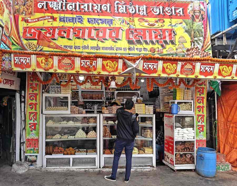 The shops have an array of sweets made of ‘chhena’ (cottage cheese) and ‘gur’ like rosogolla, sandesh, patishyapta and Joynagar-er moa
