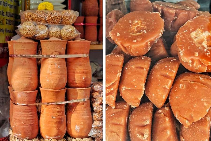 In Kolkata, one can find small shops and seasonal (winter) stalls selling various kinds of fresh ‘gur’, from ‘patali’ solid to liquid ‘jhola’. My Kolkata went on tour in Garia and Baghajatin area to check the hot sellers