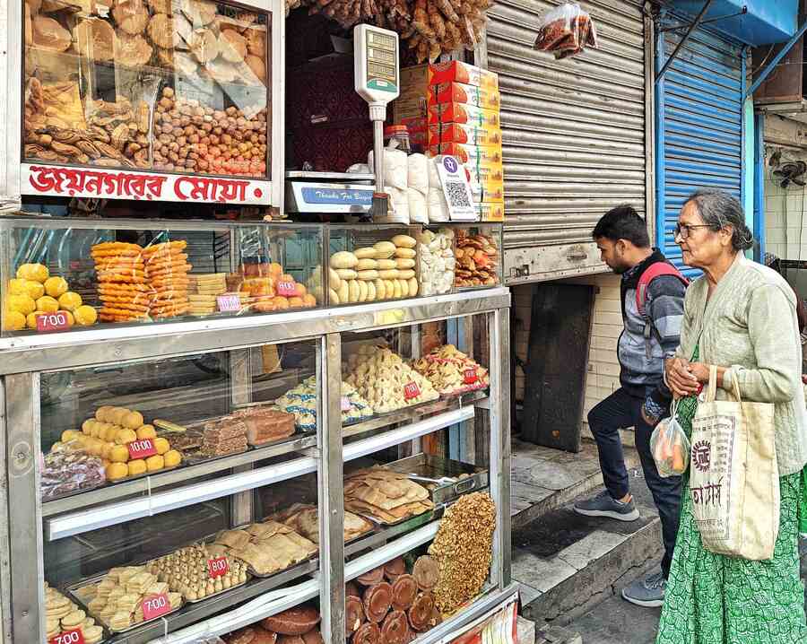 As the year ends, winter chill welcomes the new year. In Bengal, the end of December and the beginning of January is special for foodies. This is the time for ‘nolen gur’ (liquid jaggery made from date palm) and sweets made from it