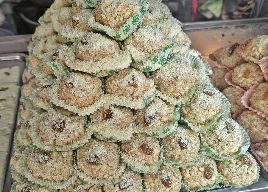 Joynagar-er Moa is another delicacy that is a winter favourite in Bengal. These ‘laddoo’-like sweets are made from popped Kanakchur (variety) rice known as ‘khoi’. The sweetener is usually sugar or fresh ‘gur’