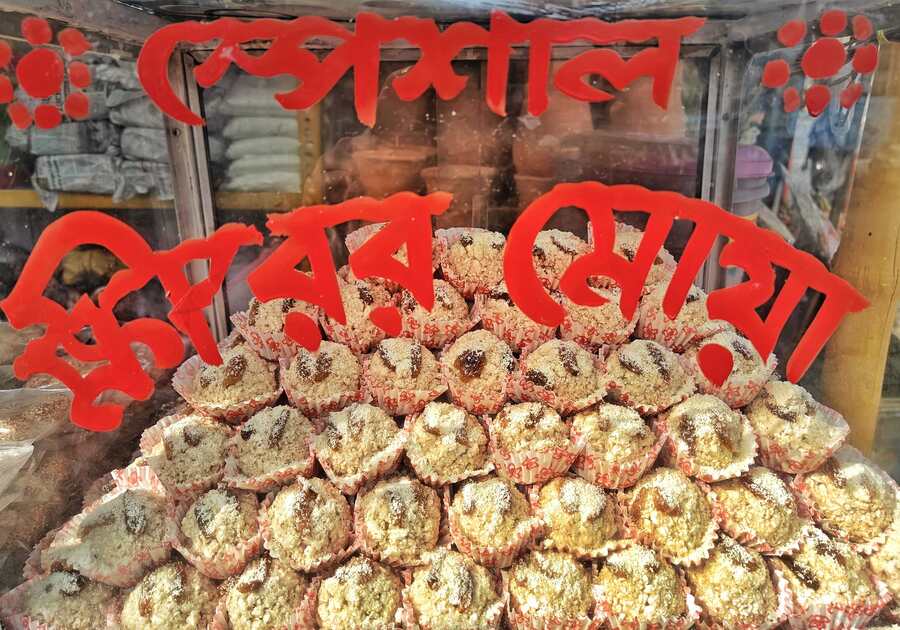 The shops have different variants and sizes of ‘moa’. Apart from ‘khoi’, the ‘moas’ are also made with kheer (milk solids). The ‘moas’ come in single pieces or boxes. The price for a single ‘moa’ begins from Rs 7 