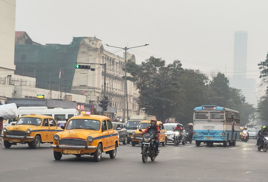 Kolkata experienced a foggy weather on Tuesday evening 
