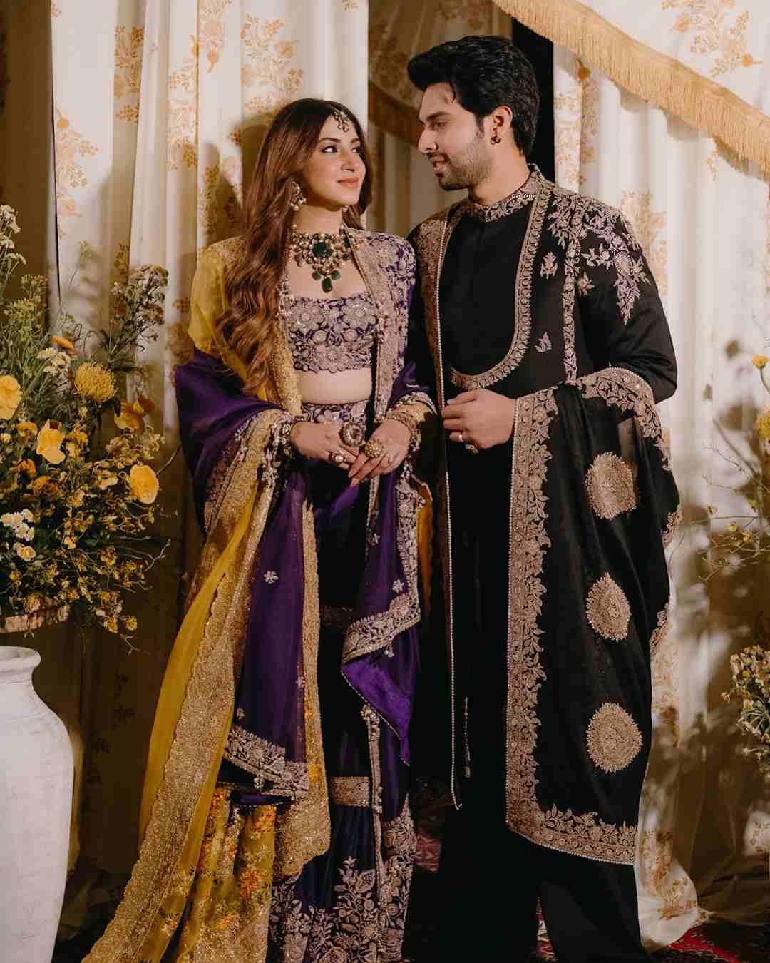 Aashna Shroff accessorised her look with a layered, stone-studded statement necklace, ornate finger rings, bejewelled earrings and a maang tikka. 