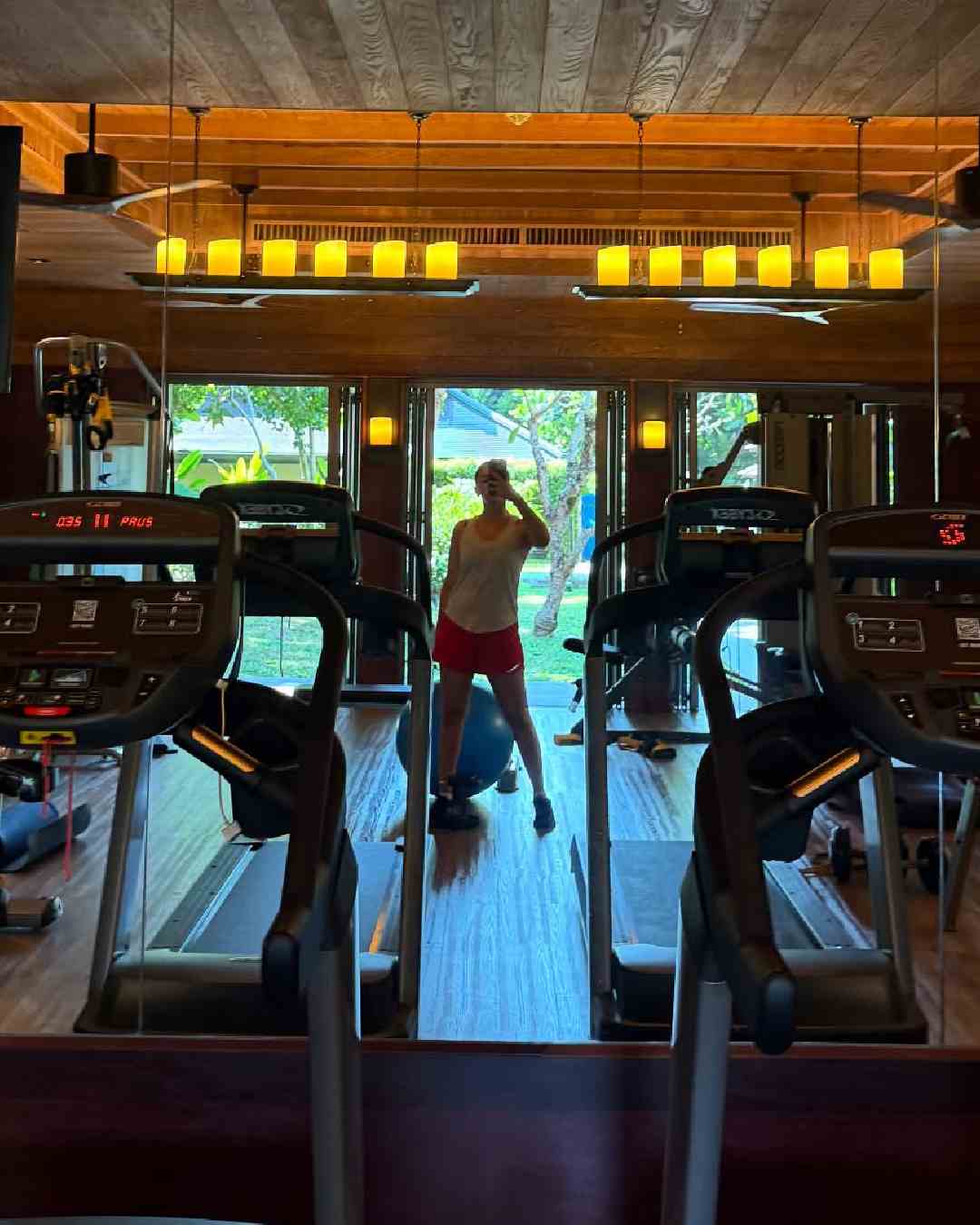 Clad in a white vest and pink shorts, Alia Bhatt took a mirror selfie in a gym. 