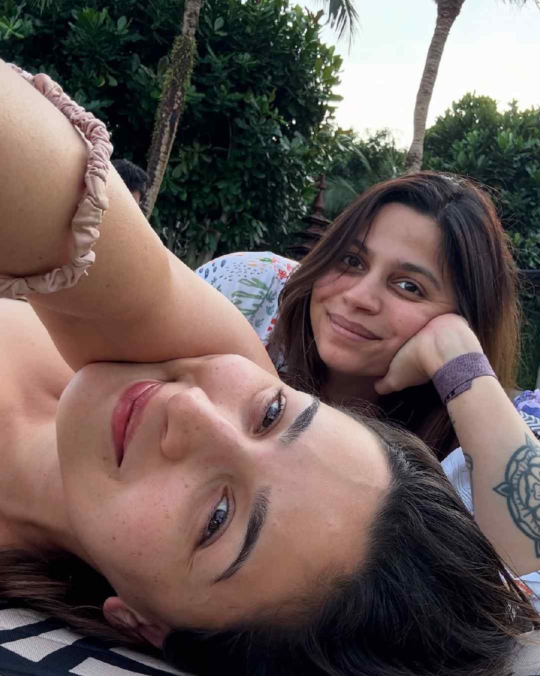 Alia spent a laid-back day, relaxing on beach mats with her elder sister, Shaheen Bhatt.