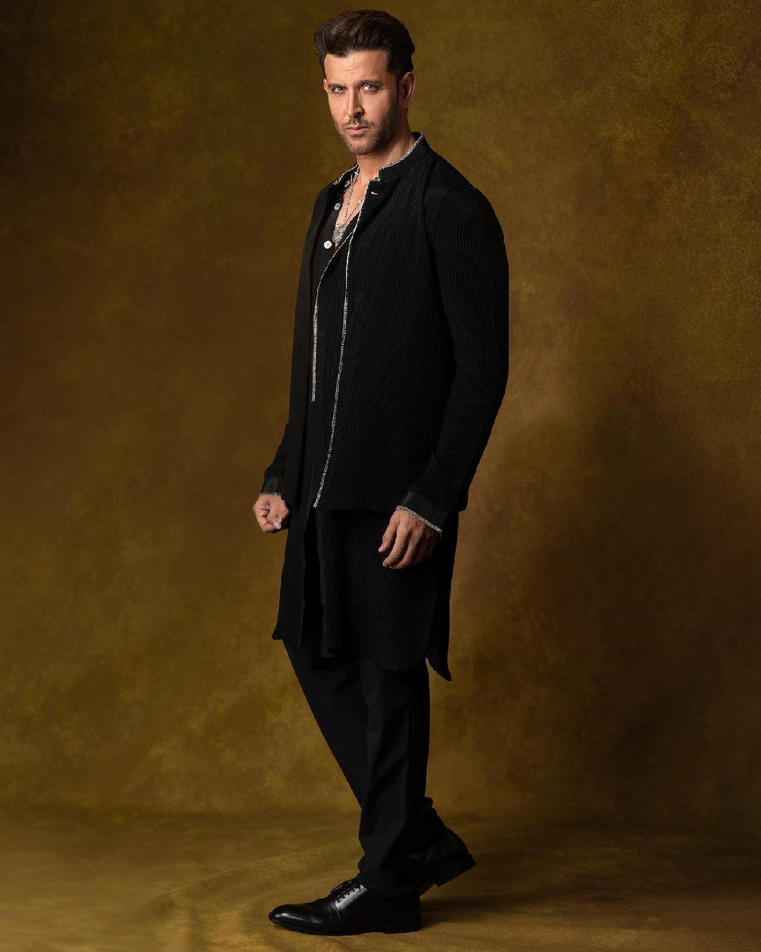 Whether it’s western or ethnic wear, Hrithik knows how to slay. He looked dapper in a black kurta paired with a jacket, trousers, and shiny moccasins. 