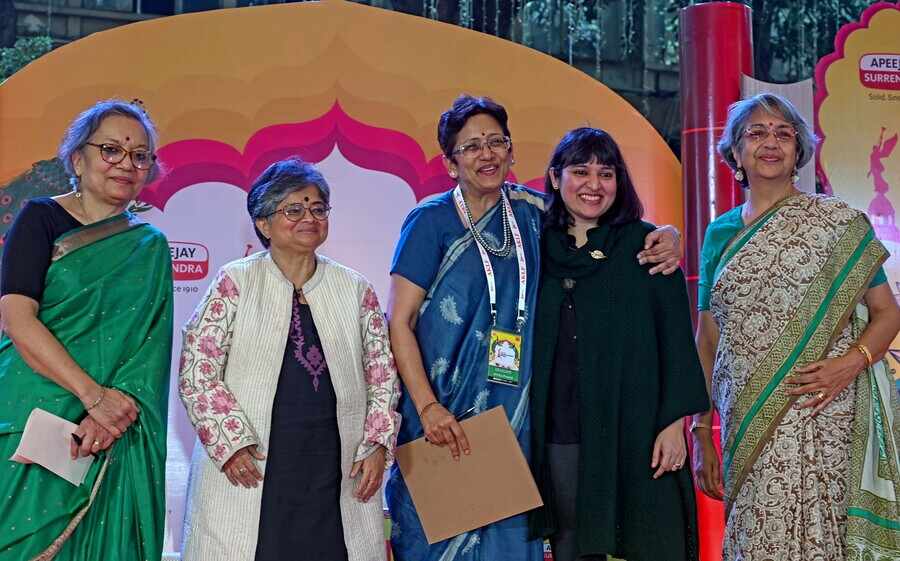 Amita Prasad moderated a session ‘Photographs and Memories’ on the role of memory, personal histories and oral narratives with Brinda Crishna, Tapti Roy, Sarmistha Datta Gupta and Ramona Sen