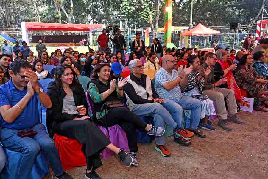 The attendees put their hands together during one of the sessions