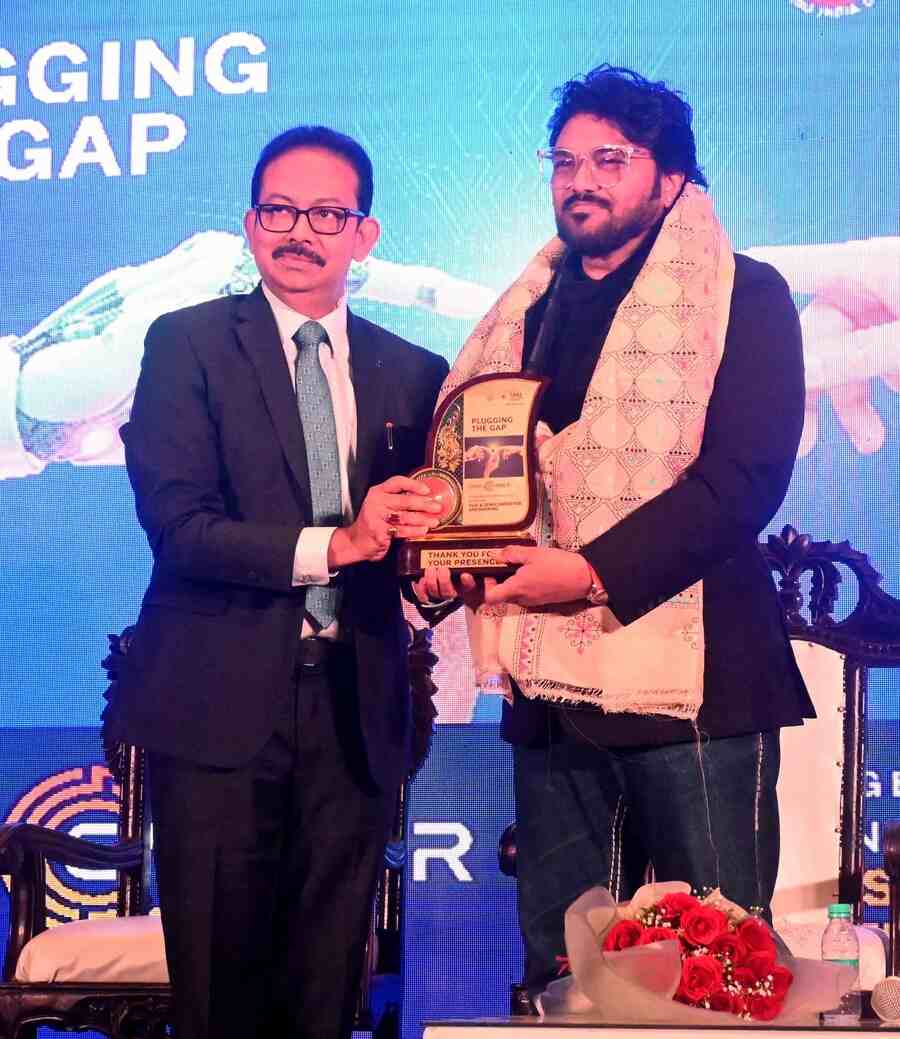 Sister Nivedita University chancellor Satyam Roy Chowdhury fetes state minister Babul Supriyo at an event to launch BTech in VLSI and semiconductor engineering programme that was followed by panel discussions with industry leaders 