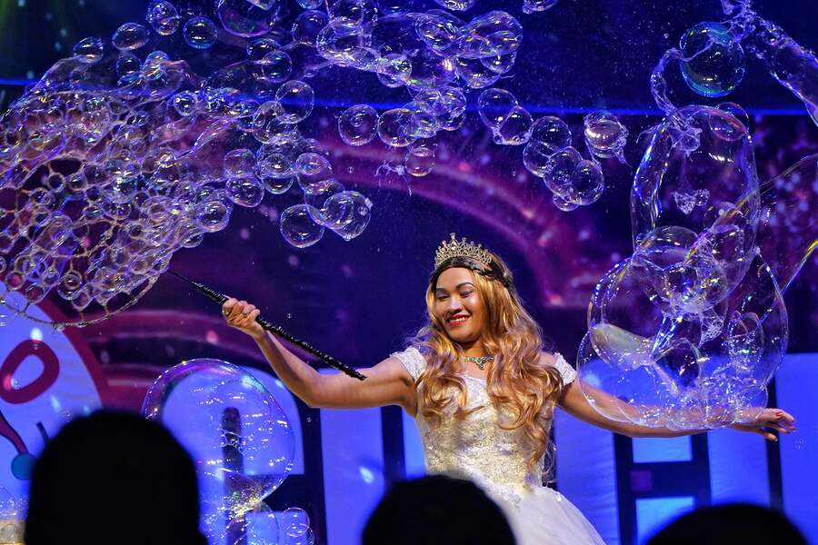 For all Disney princess lovers, here’s Melissa the Bubble Princess. As she blew giant bubbles into the audience, kids were invited to go near the stage and step into the dream world 