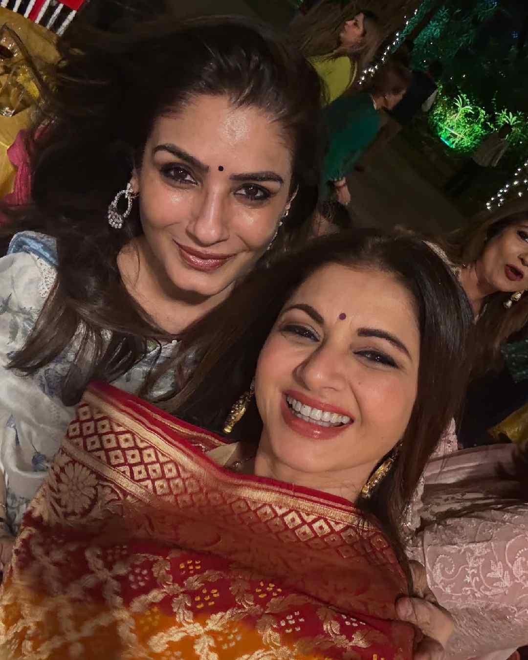 Raveena Tandon clicked a selfie with Bhagyashree during the Lohri celebrations. While Raveena donned a blue-and-white suit, Bhagyashree looked gorgeous in a red-and-golden ethnic ensemble.  