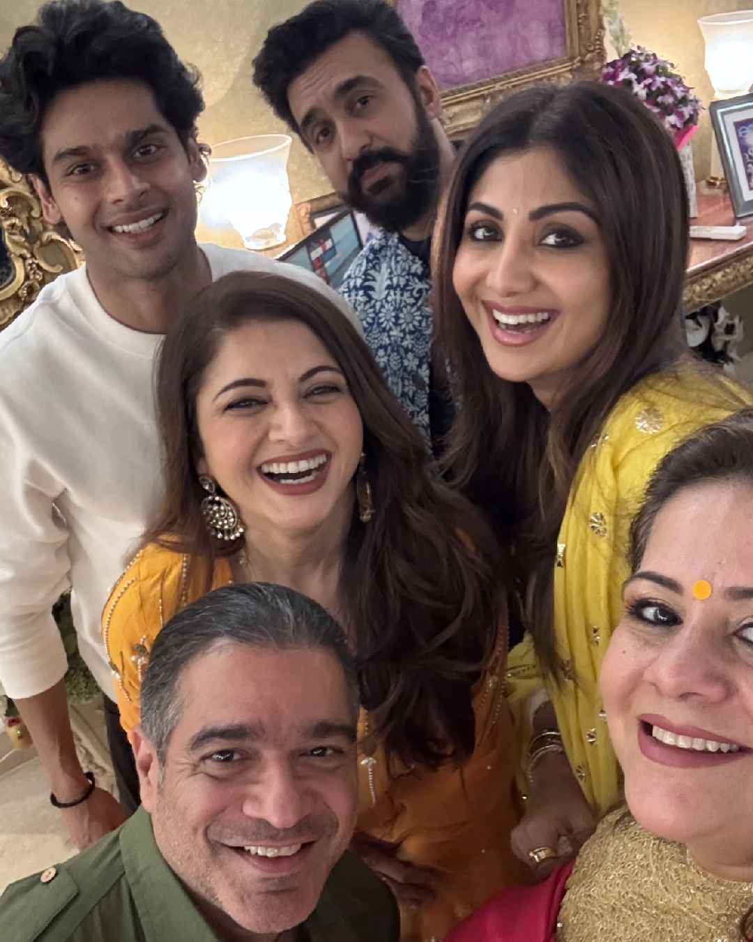 Bhagyashree posed with actress Shilpa Shetty Kundra and Raj Kundra. Shilpa had starred alongside Bhagyashree’s son, Abhimanyu Dassani, in the 2022 action-comedy Nikamma, directed by Sabbir Khan. 