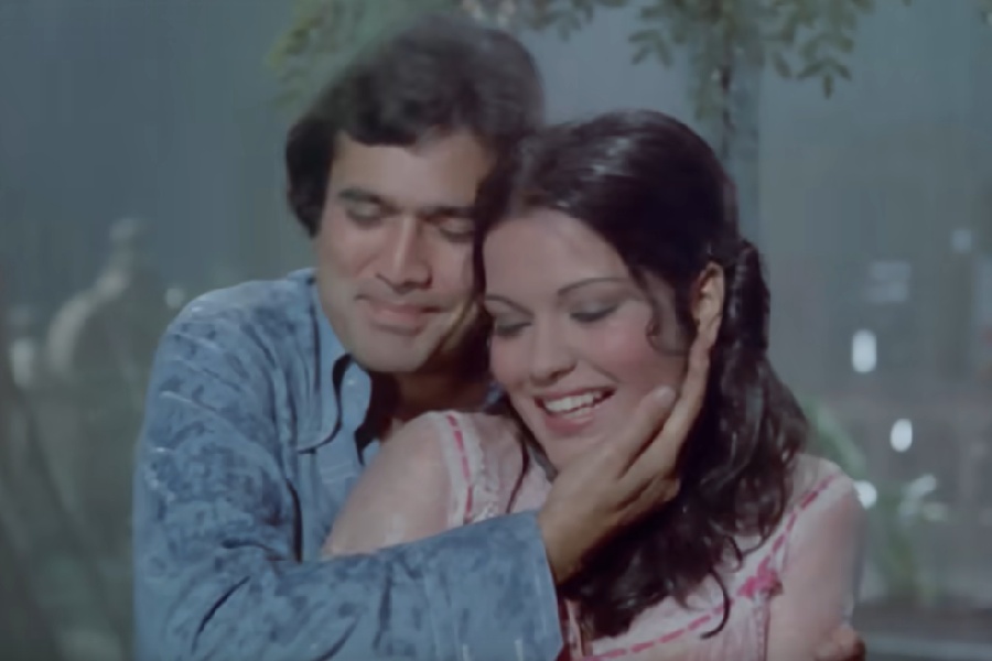 (Left to Right) Rajesh Khanna and Zeenat Aman in ‘Ajnabee’ song ‘Bheegi Bheegi Raaton Main’