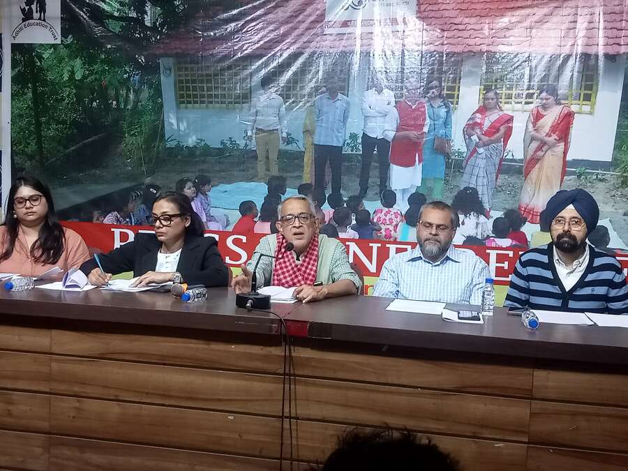 (L-R) Pritha Roy, educationist; Joyati Saha, advocate, Calcutta High Court; Abhik Saha, farmer leader and rural rights activist; Abhijeet Banerjee, social activist and Tejvinder Singh Chatta, rural business entrepreneur at the press conference of Farmers’ Organisation Backed Education Trust announces opening of 500 rural play-schools with mass teaching of spoken english 