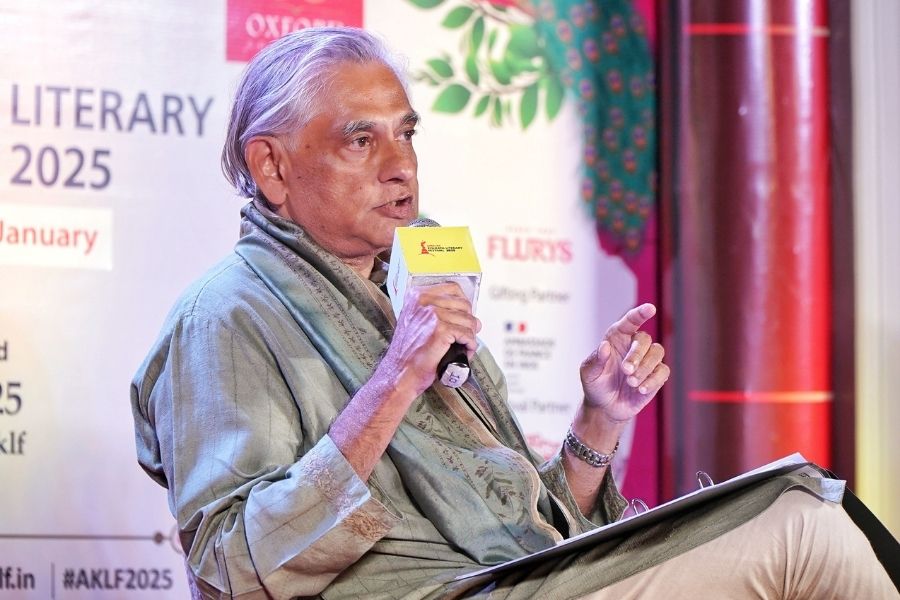 Ghosal, who called himself an “accidental translator”, chose to work on the poems ‘Mera Aangan, Mera Ped’, ‘Woh Kamra Yaad Aata Hai’, ‘Dushwari’, ‘Nigal Gaye Sab Ki Sab Samundar’, ‘Waqt’ and ‘Naya Hukm-nama’, each of which showcased a particular dimension to Akhtar’s oeuvre. The poems span across the affective landscapes of love, resistance, nostalgia, memory, and satire, swinging between philosophical considerations and tongue-in-cheek polemics