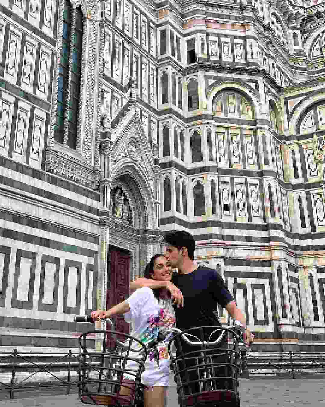 Sidharth planted a kiss on Kiara’s forehead in the picture.