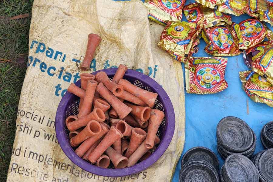 It was interesting to find that the ‘kolke’, a traditional apparatus used for smoking mainly by sadhus, was inconspicuous by its absence (hardly sold) in Gangasagar Mela, a religious event known for assembly of sadhus