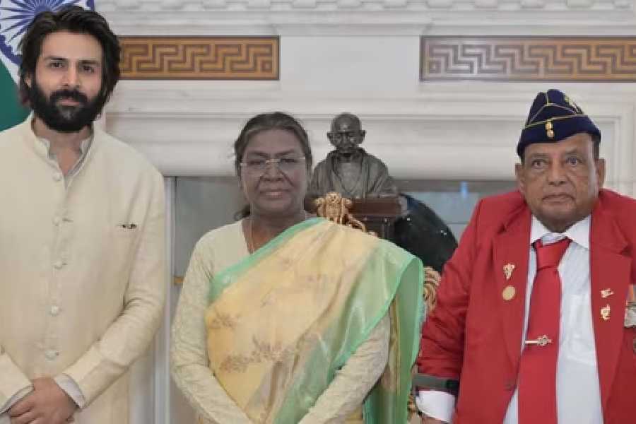 Kartik Aaryan (left) and Murlikant Petkar (right) with Hon’ble President of India Draupadi Murmu (centre)