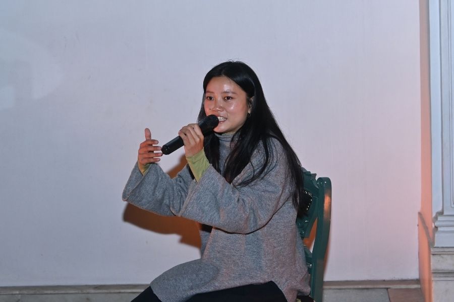 Opening the evening, Borang remarked on her aversion to jargon-filled biographies, preferring to introduce herself organically. She began her performance by spinning for over five minutes, evoking the Turkish whirling dervishes. “I like to test the patience of a spectator,” she shared, referencing her slow, repetitive style that often builds gradually, as seen in one of her works divided into four seven-minute sections of repeated movements