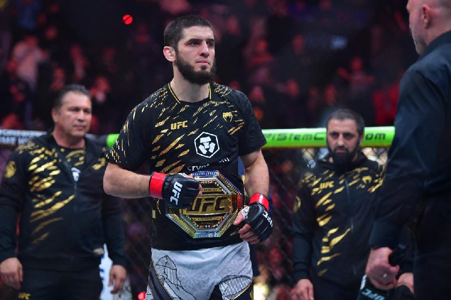 In the main event, Russia's Islam Makhachev squared off against Brazil's Renato Moicano. In the first round, Renato landed a right hook and almost knocked Makhachev down. 