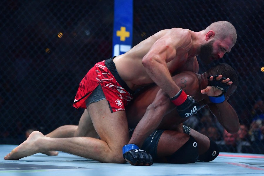 Jiří Procházka vs. Jamahal Hill was highly entertaining too. In the third round, Procházka dropped his American opponent with a beautiful cross.