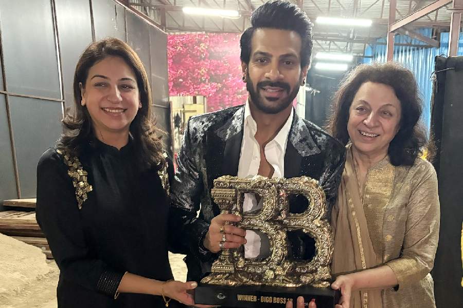 Karan Veer Mehra with ‘Bigg Boss 18’ trophy