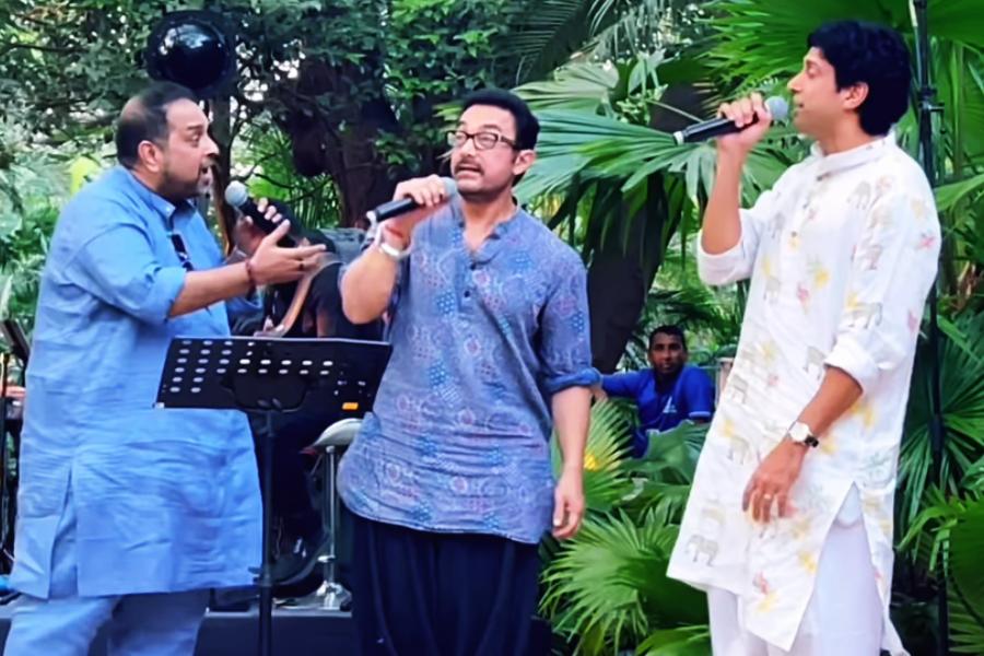 Aamir Khan, Farhan Akhtar and Shankar Mahadevan at Javed Akhtar’s 80th birthday celebration in Mumbai