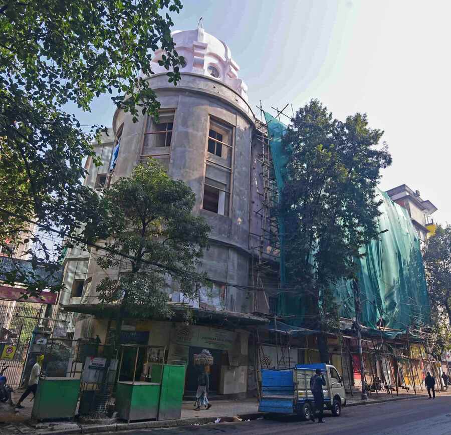 Kolkata Municipal Corporation and Confederation of Real Estate Developers Association of India (CREDAI) are jointly restoring Roxy cinema. The theatre is considered as one of the finest art deco architectures in the City of Joy