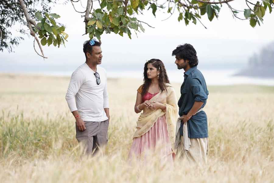 Abhishek Kapoor on the sets of Azaad with Aaman Devgan and Rasha Thadani