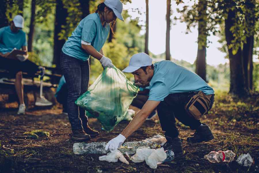 Volunteers cleaning garbage