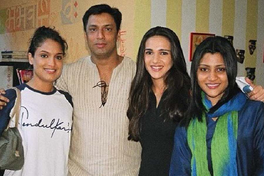 Konkona posed for a picture with her co-stars, Tara Sharma Saluja and Sandhya Mridul, on the set of Page 3.
