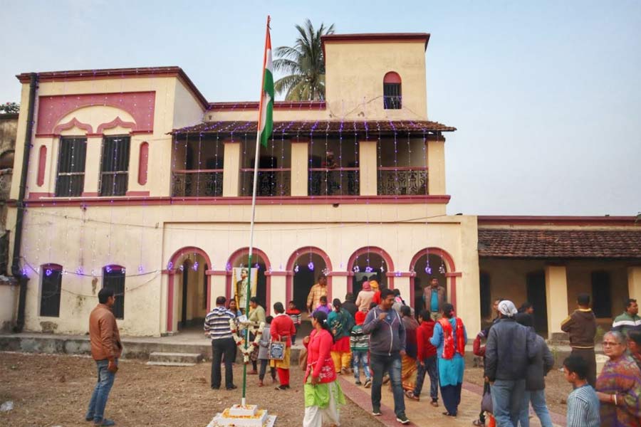 Not many of Netaji Subhas Bose’s admirers from Kolkata take an hour-long drive to his ‘desh-er baari’, in the village earlier known as Kodalia. Located around 25km south of Kolkata, it has now been renamed Subhashgram in honour of its most illustrious resident. The annual festival of Durga Puja brings the entire Bose clan together at this ancestral house to this day. That Durga Puja meant a lot to Netaji, as it does to all Bengalis even today, is evident from a letter he wrote to his brother Sarat Chandra Bose from Mandalay Central Jail. “I understand that you will be going to Kodalia during the Puja week. We are making arrangements to celebrate the Durga Puja here,” he wrote