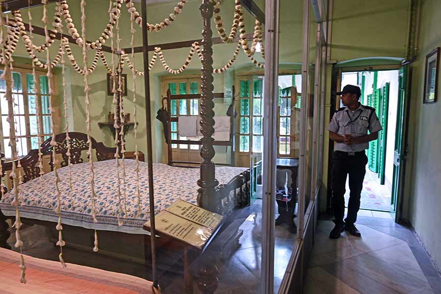 Netaji’s private bedroom at the house has been immaculately kept just the way as it was when it was in use till his ‘Great Escape’ in 1941. On January 23 every year, the room is decked up in flower garlands 