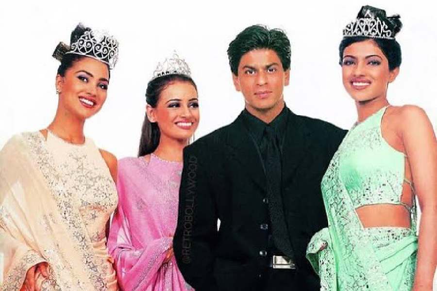 (left to right) Lara Dutta, Dia Mirza, Shah Rukh Khan, Priyanka Chopra