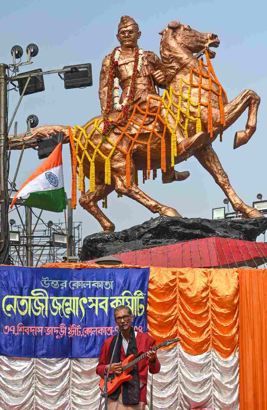 Netaji's birth anniversary was also celebrated at Shyambazar five-point crossing by Netaji Janmotsav Samity on Thursday