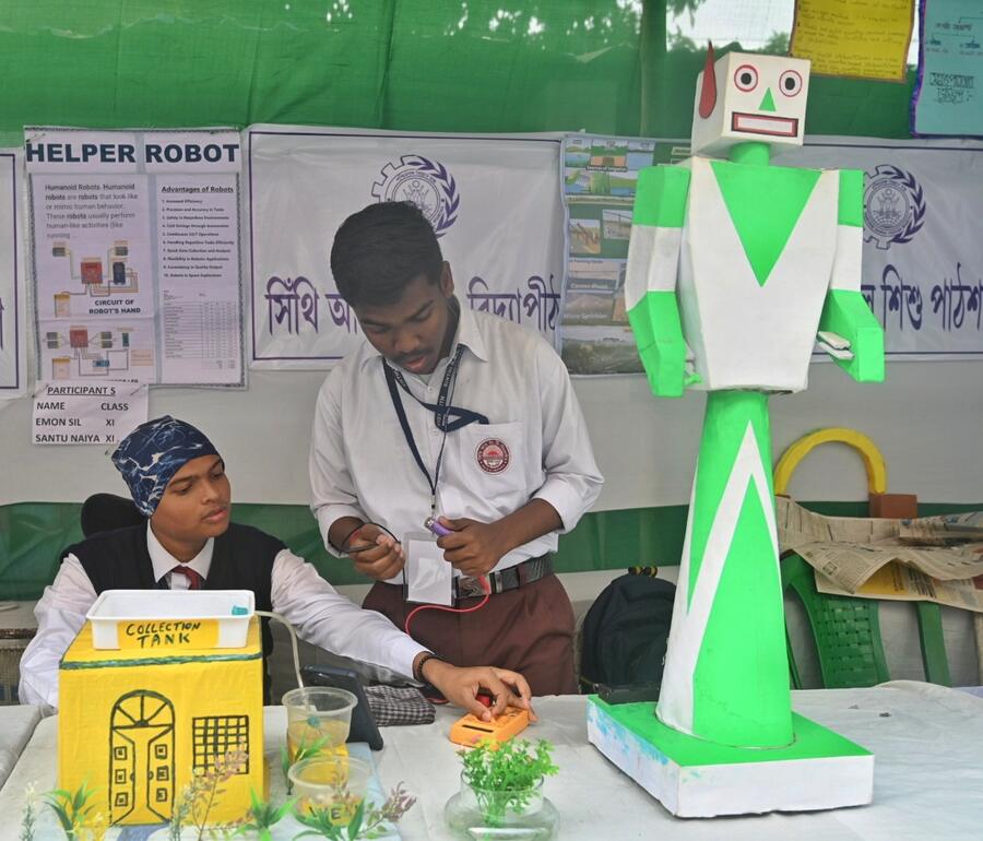 Students participated in a five-day science and technology fair at Hedua Park in north Kolkata. The fair will end on January 26