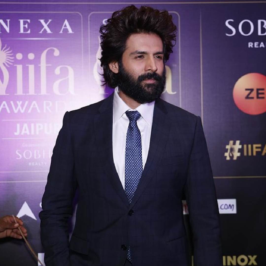 Kartik Aaryan looked dapper in a crisp black suit. He made a stylish entrance at the event, grooving to the beats of a bagpipe.  