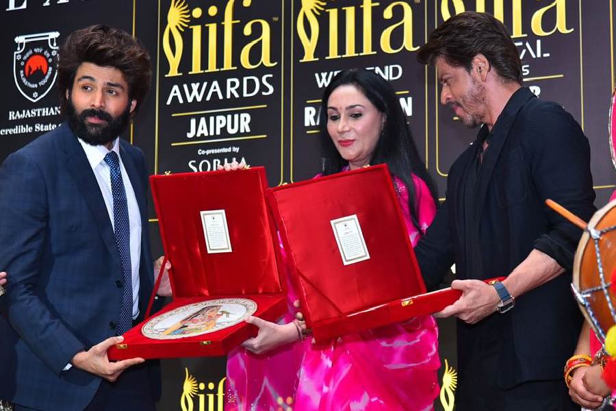 Rajasthan deputy chief minister Diya Kumari presented mementos to Shah Rukh Khan and Kartik Aaryan as a token of gratitude during the conference.  