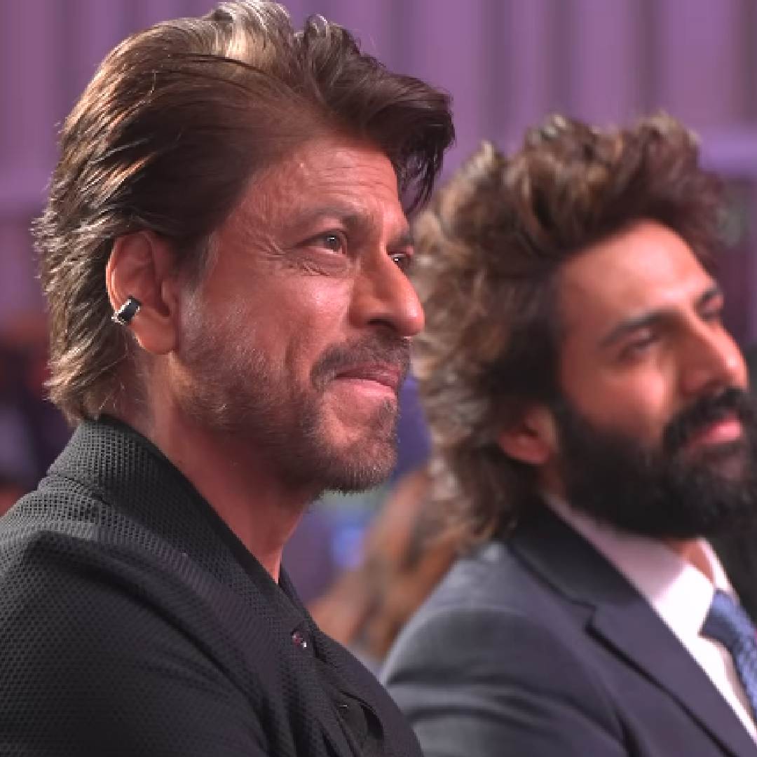 Shah Rukh and Kartik indulged in a light-hearted moment with Shah Rukh teaching Kartik how to host people in Jaipur. Kartik is set to host the silver jubilee edition of the annual awards ceremony.  