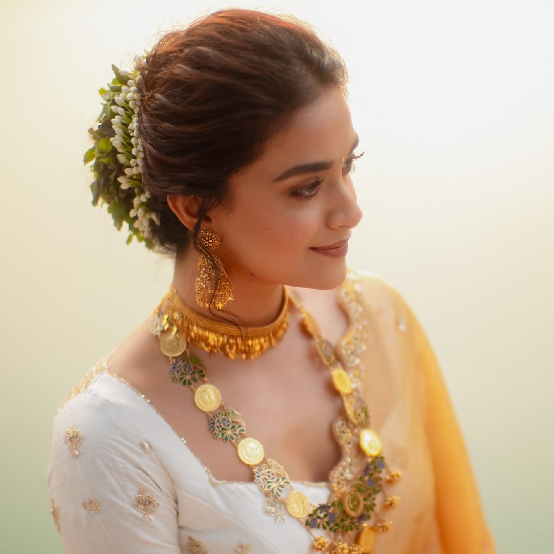 Keerthy Suresh accessorised her ensemble with gold-toned jewellery and a white gajra wrapped around her bun.  