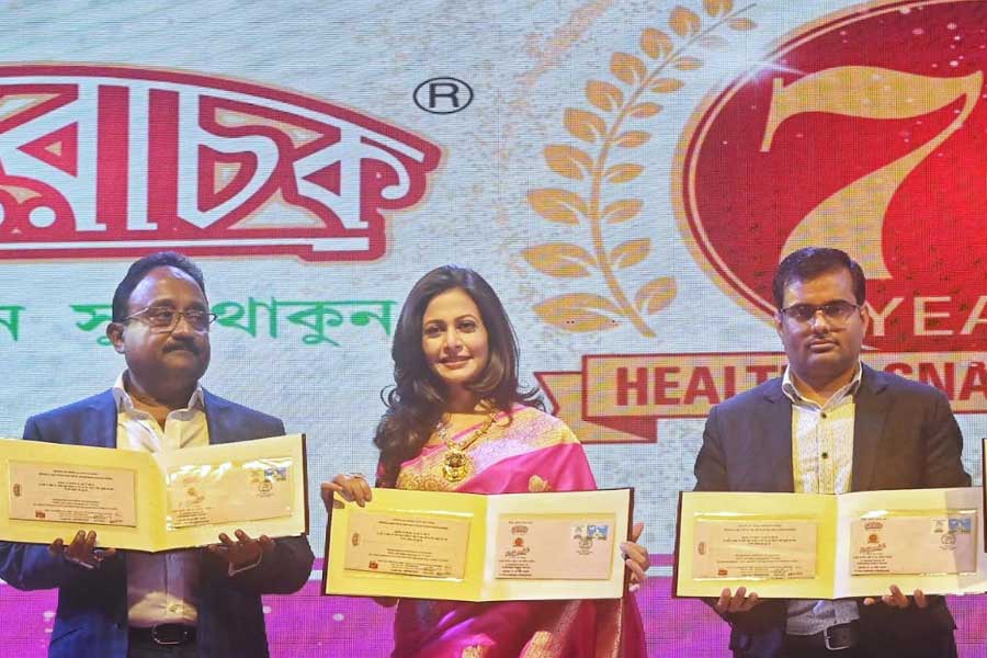 Director of postal services, Kolkata region, Hamad Zafar, actress and brand ambassador Koel Mallick and Mukhorochak owner Pranab Chandra launch a special cover and a customised ‘My Stamp’ in collaboration with India Post during platinum jubilee celebrations at Mukharochak Bagan Bari at Gobindapur in South 24-Paganas on Saturday