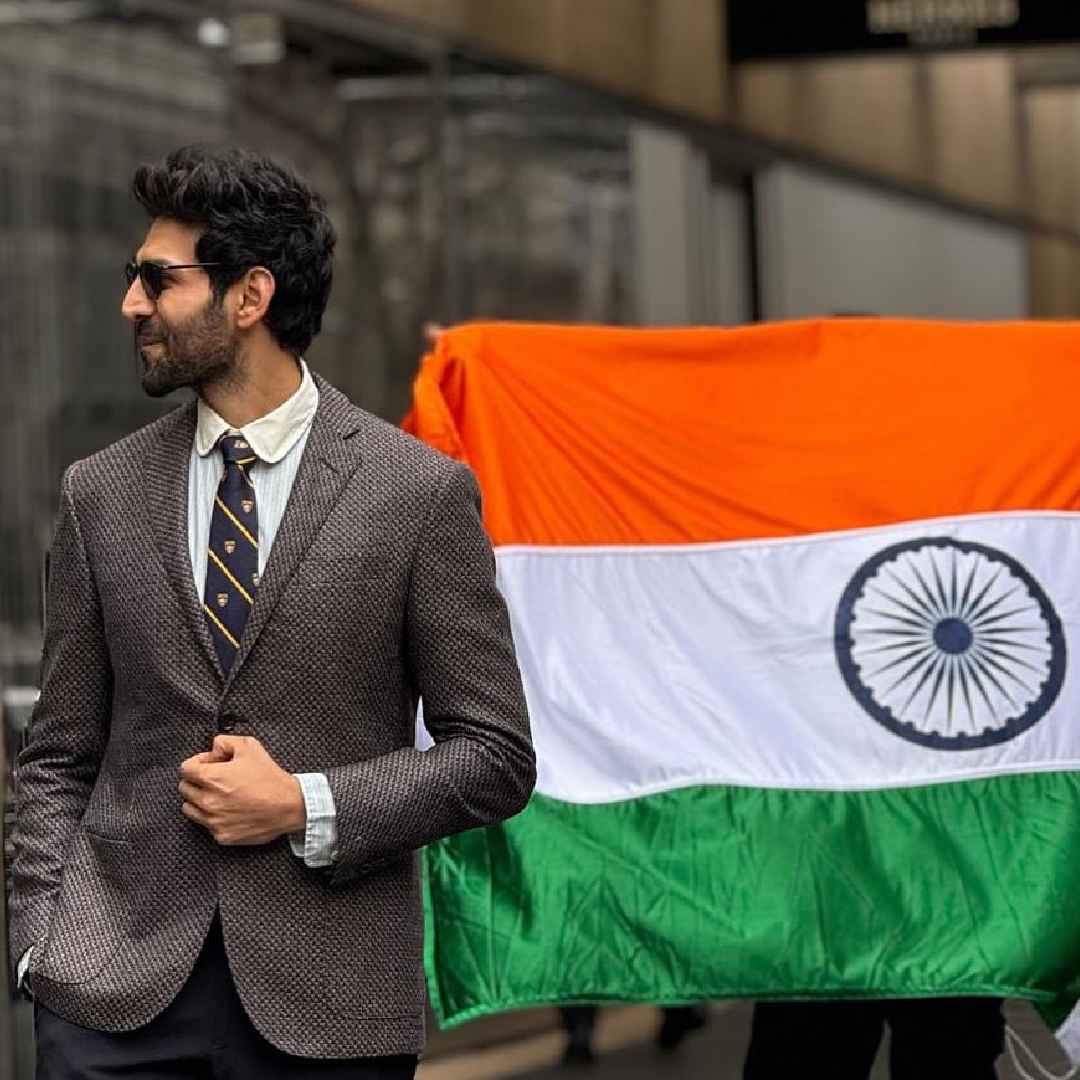 Bhool Bhulaiyaa 3 star Kartik Aaryan looked sharp in a crisp blazer as he posed with the national flag.