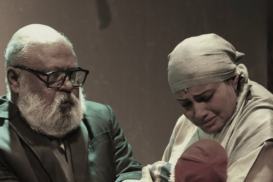 Saurabh Shukla (left) in the stage production \\\'Barff\\\'.