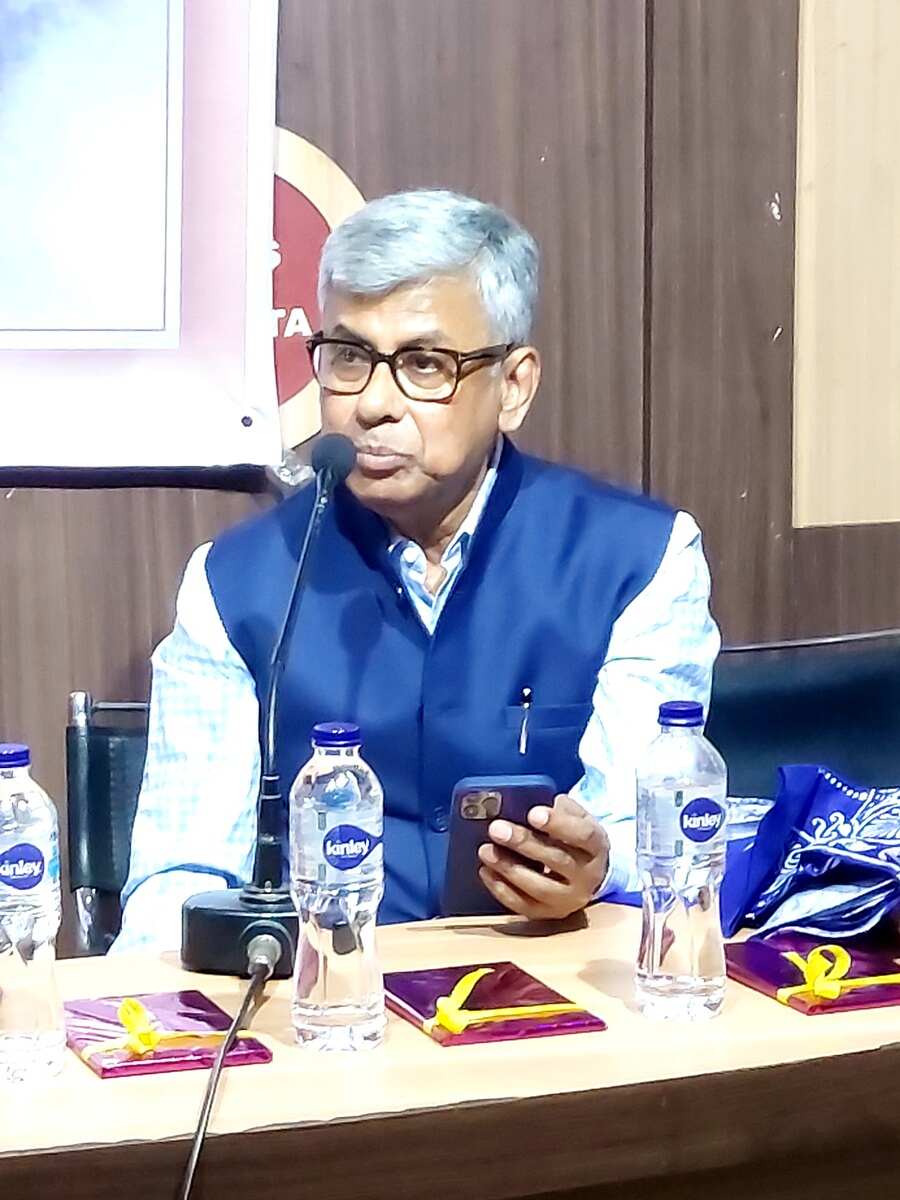 Dr. Amitava Mukherjee, the author of ‘Se Emoni’ and a professor of the School of Computing at Amrita University, Kerala, presented his views on the subject, and spoke about his passion about poetry. Dr. Mukherjee has been writing poetry since the ’90s. Since 2019, he has been regularly writing poems, poetic monologues, dramatic and narrative poems. He has experimented with various forms of Japanese poetry — such as haiku, haibun, and tanka – all written in Bengali